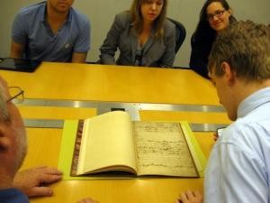 Teacher and students examine and discuss the manuscript of Bach's cantata BWV 97