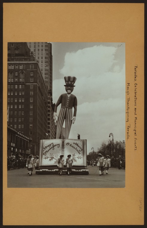 Central Park West - 60th Street.],Celebrations - Parades - Municipal events - Macy's Thanksgiving Parade., Digital ID 731241F, New York Public Library