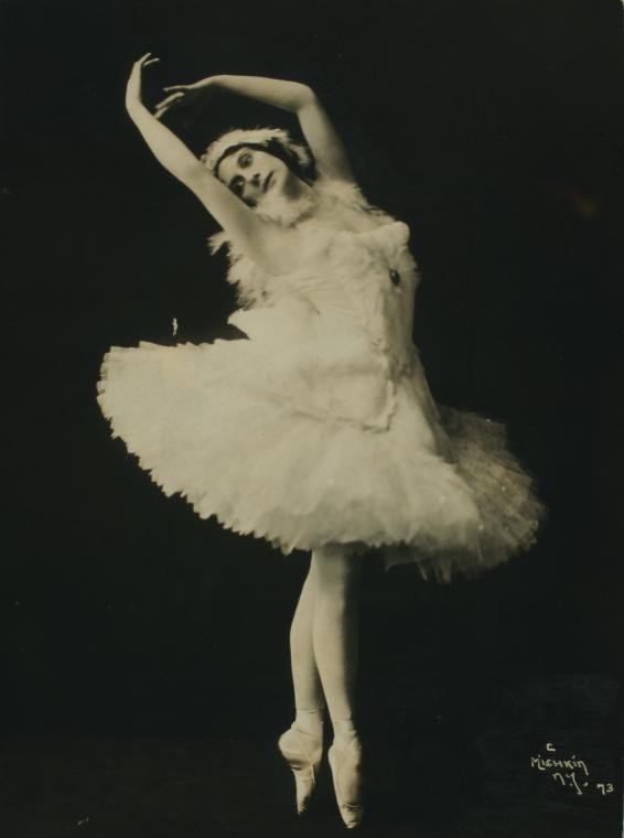 Anna Pavlova, costumed as The dying swan [graphic] / photographs by Mishkin et al., Digital ID pavlova_0205v, New York Public Library