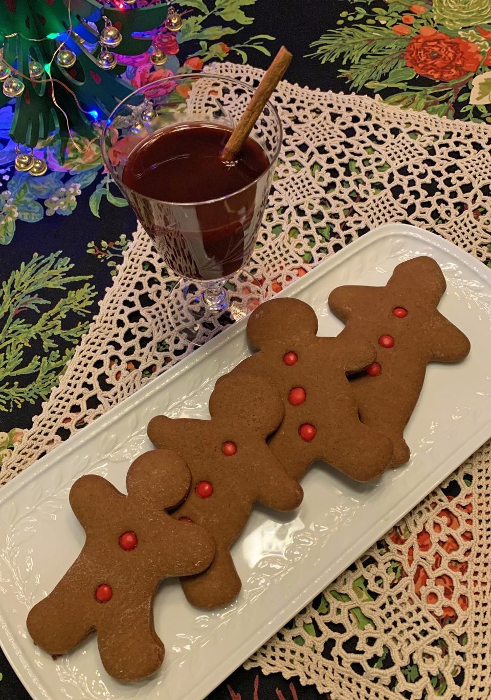 Gingerbread people and mulled wine