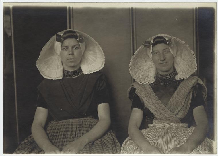 Dutch women immigrants, Ellis Island, New York.