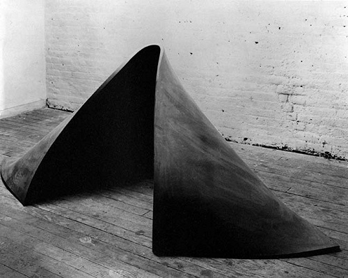 Richard Serra, To Lift, 1967. Vulcanized rubber. 36 x 80 x 60 inches, 91.4 x 203.2 x 152.4 cm. Photo by Peter Moore © 2013 Richard Serra/Artists Rights Society (ARS), New York
